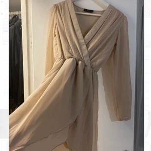 Beige/rosa klänning - Beige rosa klänning. Nytt skick. Från bubbelroom 