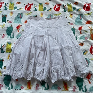 Vit volang kjol med ”spets” - Oanvänd vit volangkjol med dragkedja så den lättare går att få på sig! Väldigt fluffig med flera lager volang så snygg med ett linne eller en hoodie