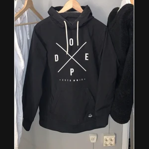 Skidjacka dope - ❗️Säljes till den med högst bud❗️ En jättefin vindtät jacka från Dope! Den är perfekt att ha när man åker skidor och är lika bekväm som en vanlig hoodie. Finns även dragkedjor längs sidorna så man kan öppna och lufta om det skulle bli för varmt☺️❄️ Måste tyvärr sälja den då den har blivit alldeles för liten för mig😔 Inga hål eller skador, varsamt skött! Kan tänkas byta mot någon annan skidjacka i större modell🥰 Köparen står för frakt!❤️