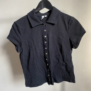 Svart topp  - Svart topp med knappar. Croppad modell. Storlek 40 men liten så passar XS-M
