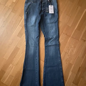 Oanvända Fira jeans stl  XS - Supercoola utsvänga jeans strl xs . Märket Fira . Tyvärr inlöpta till dottern som kom aldrig till användning . Bud från 250kr tillkommer frakt 66 spårbart 