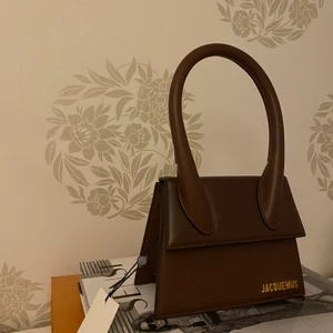 Jacquemus Moyen - Säljer min oanvända Jacquemusväska i modellen ”Le Chiquito Moyen”, färg mörkbrun. Väskan är slutsåld på Jacquemus egna hemsida och Nathalie Schuterman. Strap som medföljer ligger fortfarande paketerat i väskan, tag sitter kvar, och dustbag medföljer. Kvitto finns från köpet. 