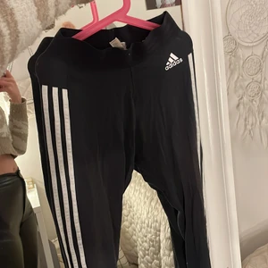 Träningstights - Ett par Adidas träningstights för tjejer som är använda några gånger. De är ett väldigt skönt material