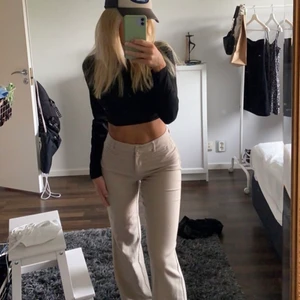 Kostymbyxor - Beiga kostymbyxor från Monki. Går till hälarna på mig som är 165cm. Frakt tillkommer