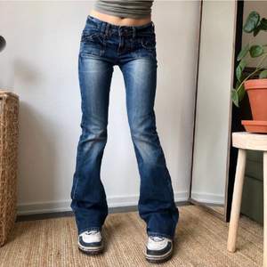 Säljer mina skit snygga jeans som är köpta på tradera. Dem är skit snygga och lågmidjade och har skit skit coola detaljer. De två första Bilderna är lånade av @.h då dessa jeans är för små för mig!