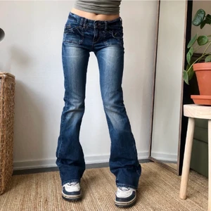 Skit snygga jeans - Säljer mina skit snygga jeans som är köpta på tradera. Dem är skit snygga och lågmidjade och har skit skit coola detaljer. De två första Bilderna är lånade av @.h då dessa jeans är för små för mig!