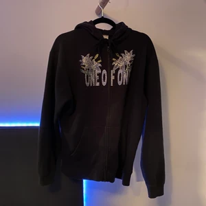 One Of One zip-up - Säljer min One Of One Hoodie. Köpt för ca ett år sedan på pop-up butiken i Stockholm. Storlek medium i fint skick. Alla stenar sitter kvar.