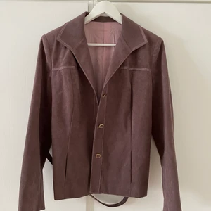 Mockajacka - Lila mockajacka köpt secondhand! Superfin ”smutslila” med ljusrosa sömmar och gulddetaljer, storlek s/m, perfekt för våren! 🪴