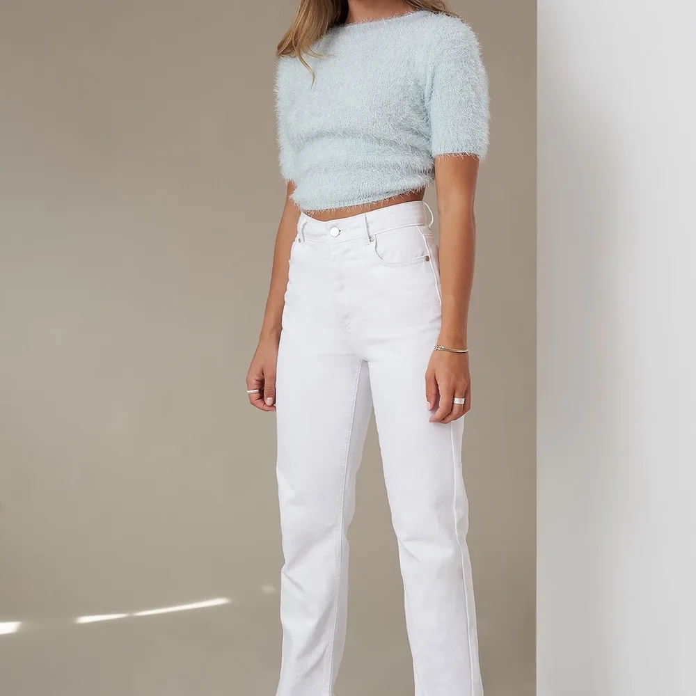 Säljer nu dessa snygga jeansen från en utav Hanna Schönbergs kollektioner med Nakd som tyvärr inte kommer till användning längre. Jeansen är i fint skick! . Jeans & Byxor.