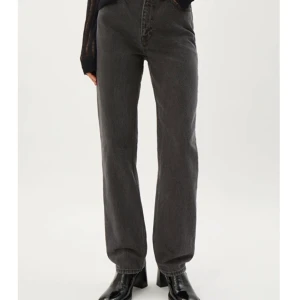 Svartgråa jeans  - Från Weekday, köpta för 500kr, säljer på grund av fel storlek. Bra i längd för mig som är 165 cm.