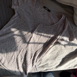 Grå tröja  - Grå tröja med knappar där fram från bikbok i storlek M, passar även S