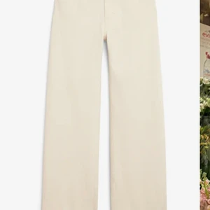 Beige jeans raka  - Säljer mina beiga jeans från monki! Dom är avklippta så passar dig som är mellan 155-158 