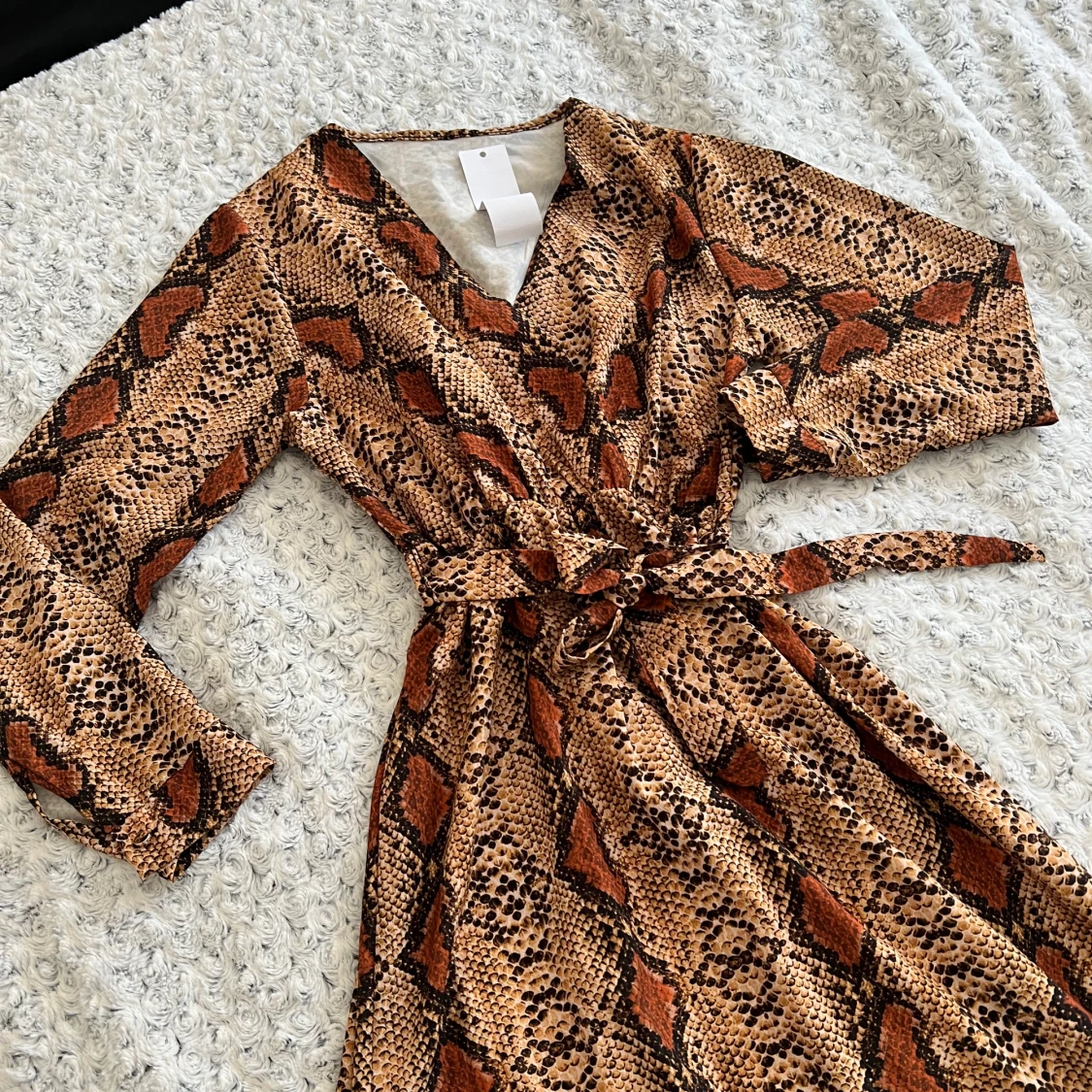 Ormmönstrad klänning i strl 38/40. Ny!!! - 90