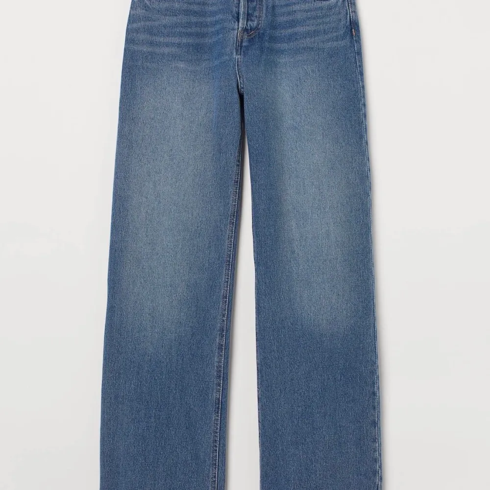 Helt nya jeans från H&M som endast är använda en gång! De är i en mellanblå färg i storlek 36 med snygg passform. Säljer då jag har liknande. Köpta för 299kr- säljer för 150 kr! (FRAKT INGÅR). Jeans & Byxor.