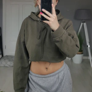 Lager 157 stl M/L - Jätteskön croppad hoodie i stl L/M. Inte använd mycket men köpt för ett bra tag sen. Bra skick. 