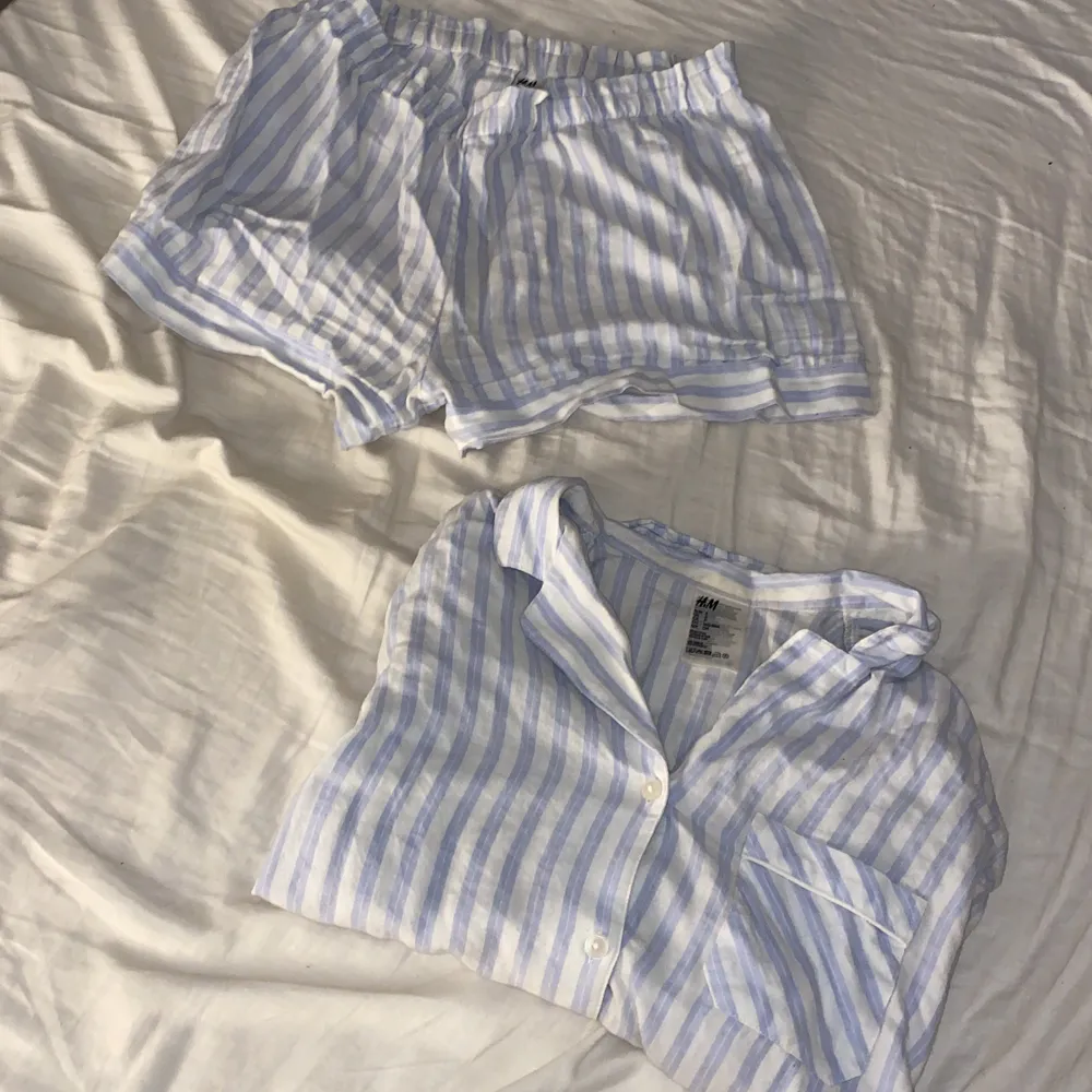 Säljer mitt ljusblåa pyjamas sätt. Ett par shorts och en skjorta. Endast använt en gång. Nypris 200 kr 💞. Övrigt.