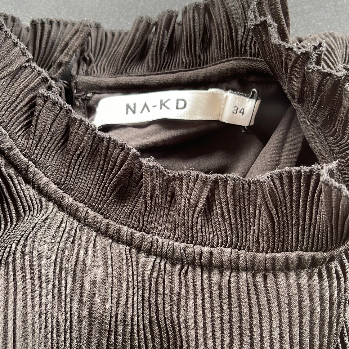 NA-KD volang klänning stl 34 - 91