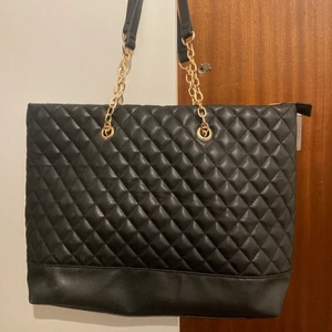 Svart väska med gulddetaljer  - Svart väska med guldkedja. Använd 1-2 gånger. Finns Farsta, alternativt kan skickas mot porto