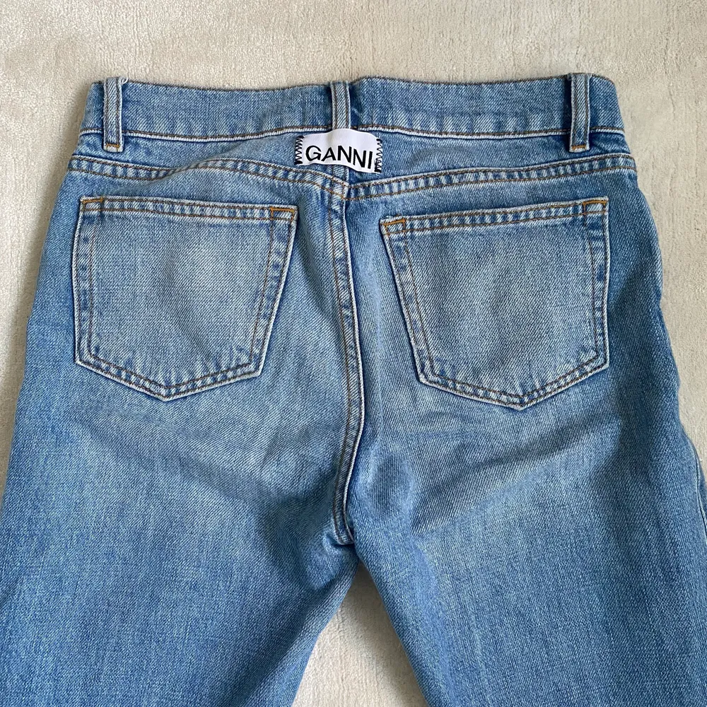 Superfina jeans från ganni. Så fin tvätt❤️ har slits nedtill och är midwaist. Raka/bootcut i modellen.. Jeans & Byxor.
