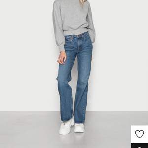 Jag säljer Weekdays tower jeans i storlek 27 köpta på Zalando. Jag säljer de för jag köpte fel storlek och därför inte kommit till användning. De är helt slutsålda och jag köpte de för 500 kr. Frakten kan diskuteras.