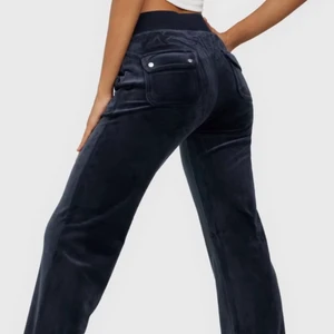 Juicy Couture - Mörkblåa Juicy byxor i storlek xs, köpte på Nelly.com i december. Byxorna är i fint skick och är nytvättade vid försäljning. Köparen står för frakt! Skriv privat för fler bilder💕