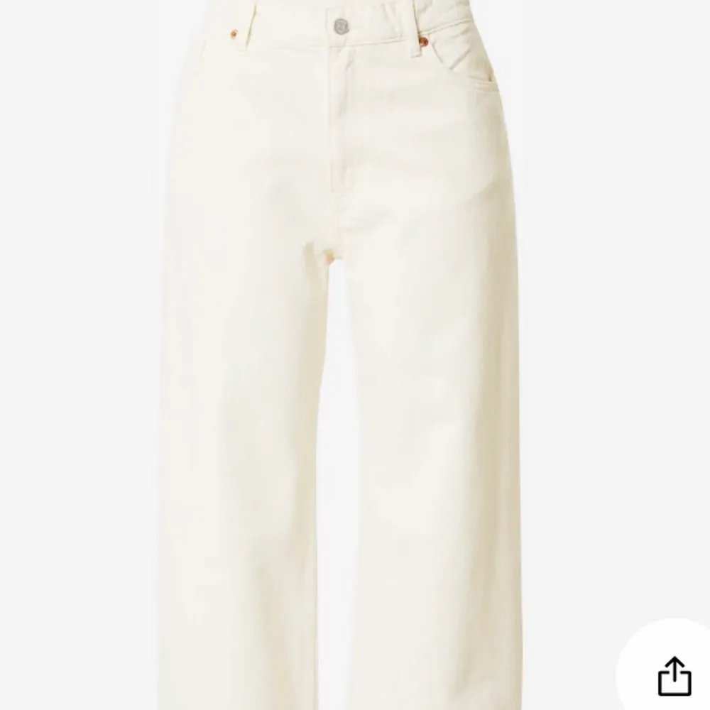 Säljer ett par vita jeans ifrån Monki🤍 i fint skick men Kommer inte till användning längre därav jag säljer! Skriv privat vid intresse (lånade bilder) ❤️❤️. Jeans & Byxor.