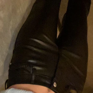 Zara byxor  - Jättesköna läder byxor från zara! Jättebra skick! Köptes 2 januari 2022. Dom är sjukt sköna inuti. Slutsålda överallt!