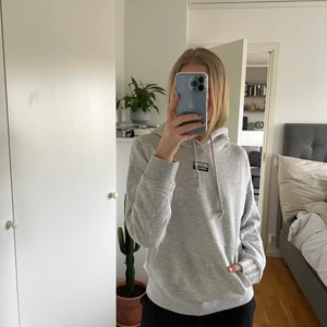Hoodie - Säljer denna coola hoodie köpt i New York på adidas❣️ Storlek S! Säljer för 100kr+frakt, går att diskutera❣️