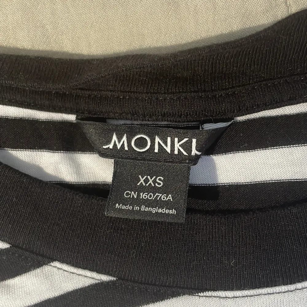Säljer denna helt oanvända randig tröja från monki! Små slitsar på sidan💗 Säljer den då den inte kommer till användning. Kontakta privat för mer information och bilder🤩. Tröjor & Koftor.