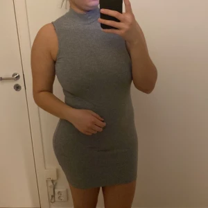 Klänning från Gina - Klänning från Gina tricot i storlek M 