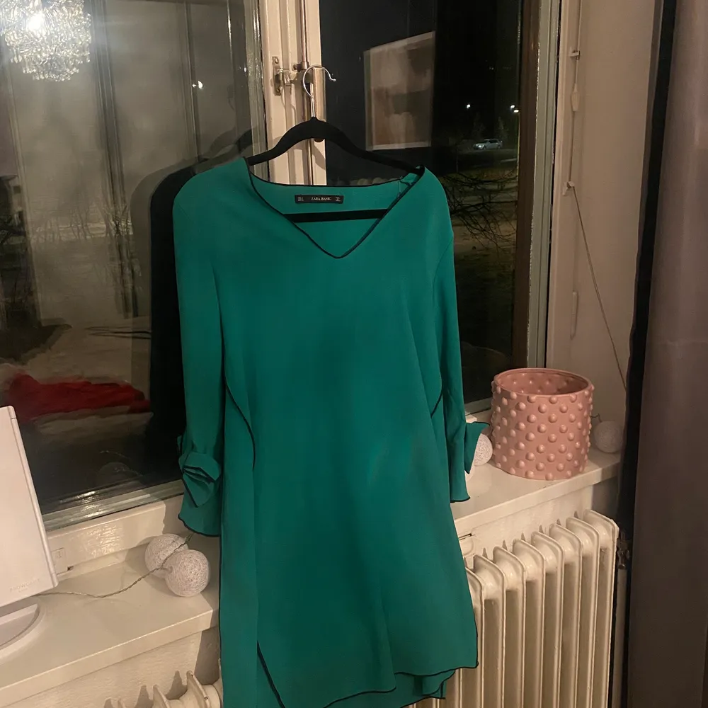 Använd i gott skick. Grön klänning från Zara storlek S. Klänningar.