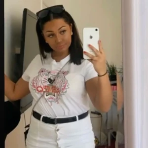 Vit kenzo t-shirt strl L - Vit kenzo T-shirt i storlek L, skulle dock säga att den mer är åt M. Inköpt på NK, Göteborg. Den är helt felfri säljer pga att den är för liten.