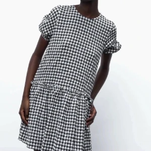 Rutig klänning - Säljer en rutig klänning från zara S, väldigt fin i sommar! Tyvärr lite kort på mig😔 luftig klänning med väldigt skönt material!