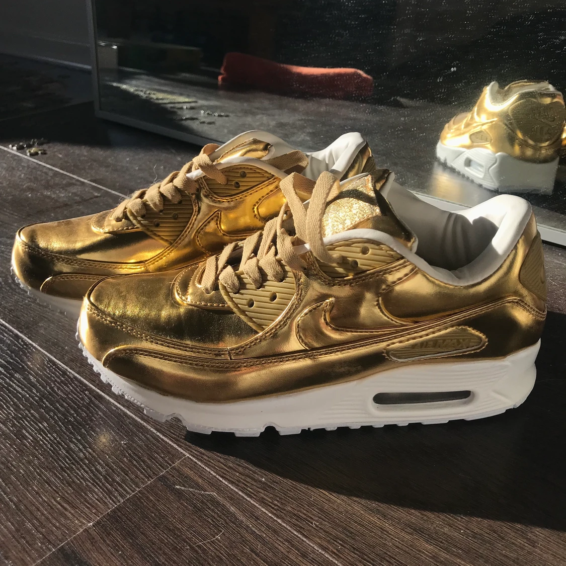 Nike sneakers guld