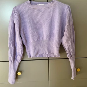 Lila tröja från Pull&Bear  - Lila tröja från Pull&Bear, indragen i magen och i slutet av ärmarna.🤍