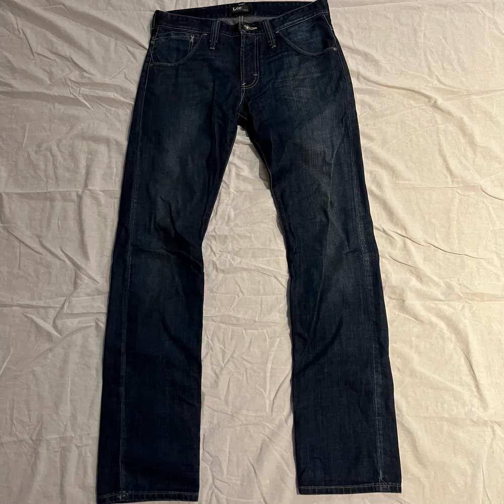Lee jeans i ganska skinny passform :)                                           Skick: använda 8/10. Jeans & Byxor.