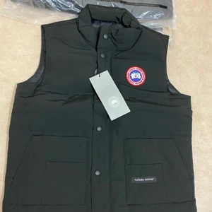 Canada goose väst (M) - Hej jag säljer min canada goose väst som aldrig använt. Den är äkta. Fast pris! Kom DM om du vill veta mer om produkten!
