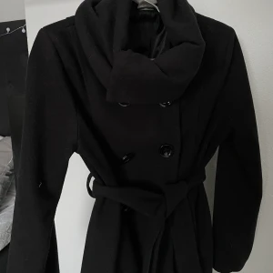 Svart tygkappa  - Jättefin svart tygkappa i storlek S, men passar både xs och M☺️ Använd men inte sliten på något sätt☺️ 