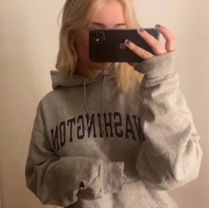 champion hoodie storlek M - Det är en champion hoodie med en tryck som det stor Whashington som är en vintage collage hoodie. Den är i storlek M och är super fin. Hör av er för mer info🥰
