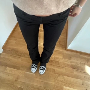 Lågmidjade zara kostymbyxor  - Lågmidjade zara kostymbyxor, storlek 38 men ganska små i storlek, passar mig som har 36. Fraktar, bor ej i sthlm. 