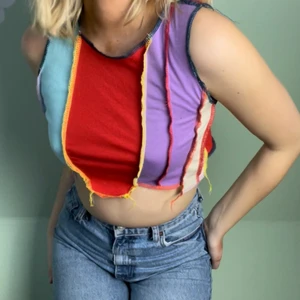 Patchwork top - Patchwork top, röd på baksidan. ‼️‼️🦋 lagt ut MASSA nytt så in och checka min sida🦋‼️‼️ 📦Fraktar med spårbar frakt för 66 kr, får plats med många plagg i samma paket så frakten blir samma oavsett om du köper 1 plagg eller 5📦 ❇️den 12 mars doneras ALLT till välgörenhet så passa på❇️