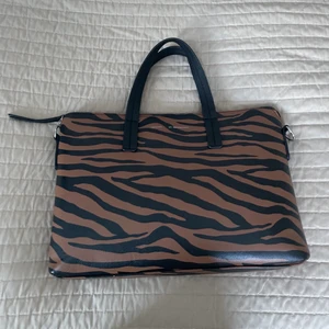 Datorväska - Datorväska med handtag i nyskick. använd fåtal gånger och ser ut precis som ny.