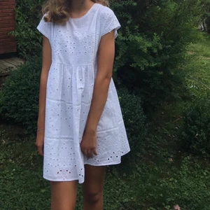 Zara klänning - Supersöt spetsklänning ifrån Zara, storlek XS. Endast använd en gång.🥰