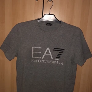 Armani EA7 T-shirt  - Säljer min Armani T-shirt, Storlek S, 8/10 i skicka. Nypris 800kr, mitt pris 400kr kan även diskuteras vid snabb affär 