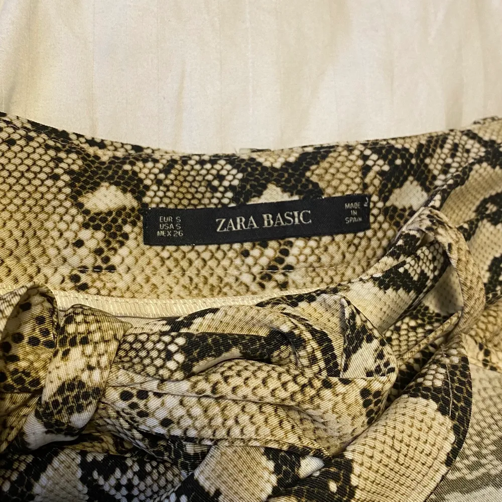 En supersöt zara kjol med orm mönster och skorra under så att den inte blåser upp.. Kjolar.