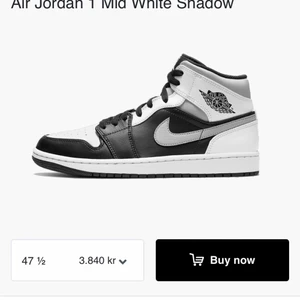 Jordan  - Super fina trendiga Jordan 1 mid white shadow som är lite små för mig. Varsamt använda, sick 8/10. Storlek 38. Pristet går att diskutera, vid flera intresserade blir de budgivning. Har även egna bilder vid intresse. 