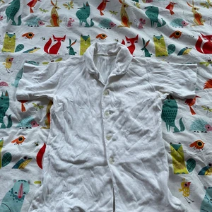 mjuk tshirt - Säljer en mjuk tshirt inte i vanligt tshirt material och så har den knappar och krage, kort i modellen och jätte snygg till lågmidjade byxor