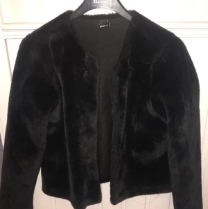 Svart fuskpäls - Svart fuskpäls från Gina tricot! storlek M