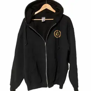 Tjena! Nu har vi fått in denna feta vintage zip hoodien i strl L/XL. Grymt skick, tvättas såklart en extra gång innan frakt. Kan mötas eller frakta, (GRATIS FRAKT🚚) bara att höra av sig vid frågor 