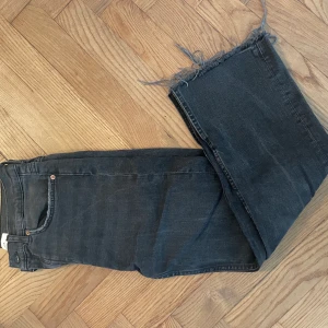 Jeans short flare  - Jeans som går till anklarna och är lite utsvängda, bra skick.